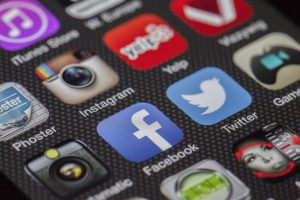Smartphone-Apps können Ihrern Technologie-Stack sinnvoll ergänzen Smartphone-Dsiplay zeigt mehrer App-Icons